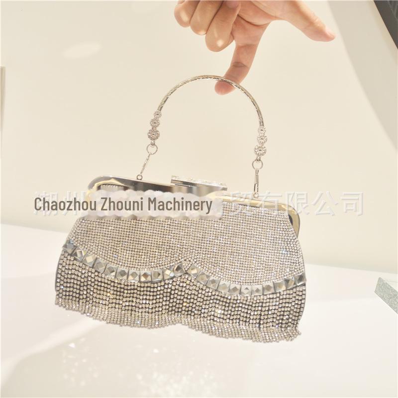 

Клатч с кисточками и стразами : Трендовая сумочка для вечеринок чёрный