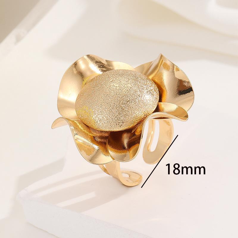 Golden Round Flower-shaped Open Ring for Women, Fashionable Retro Exaggerated Large Ring Accessories Gift