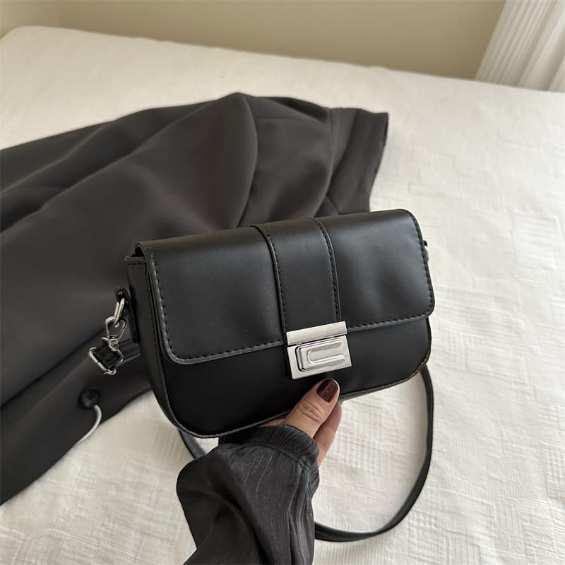 

Стильная черная сумка через плечо из искусственной кожи, идеально подходящая для повседневных кэжуал-шик нарядов. чёрный