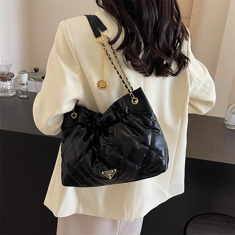 Xiaoxiangfeng Diamond-shaped Chain Bucket Bag, Trendy and Fashionable Tote Bag, Large-capacity Underarm Bag
