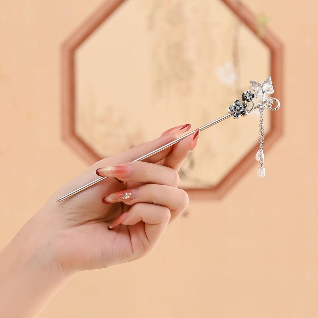 Vintage Butterfly Flower Tassel Hairpin for Qipao and Hanfu - Alloy Buyao Hair Accessory for Women