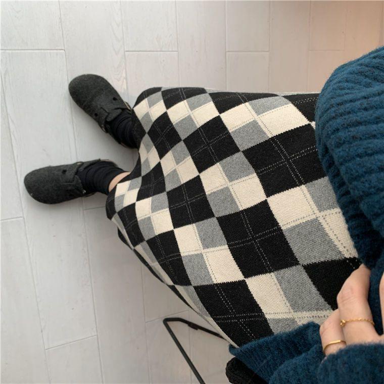 

2025 Autumn/Winter Diamond Plaid Knit Mid-Length Pencil Skirt: Fashionable Hip-Hugging Skirt for Women. XL 120-130 jin