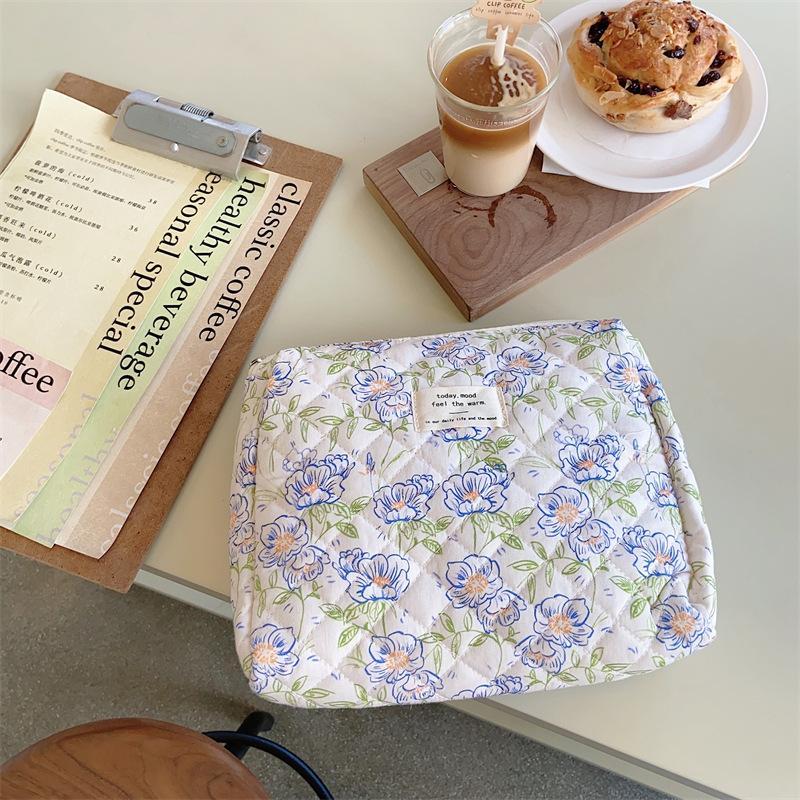 Cosmetic bag Storage bag Portable clutch bag Wash bag Quilted cotton going out travel bag Blue floral