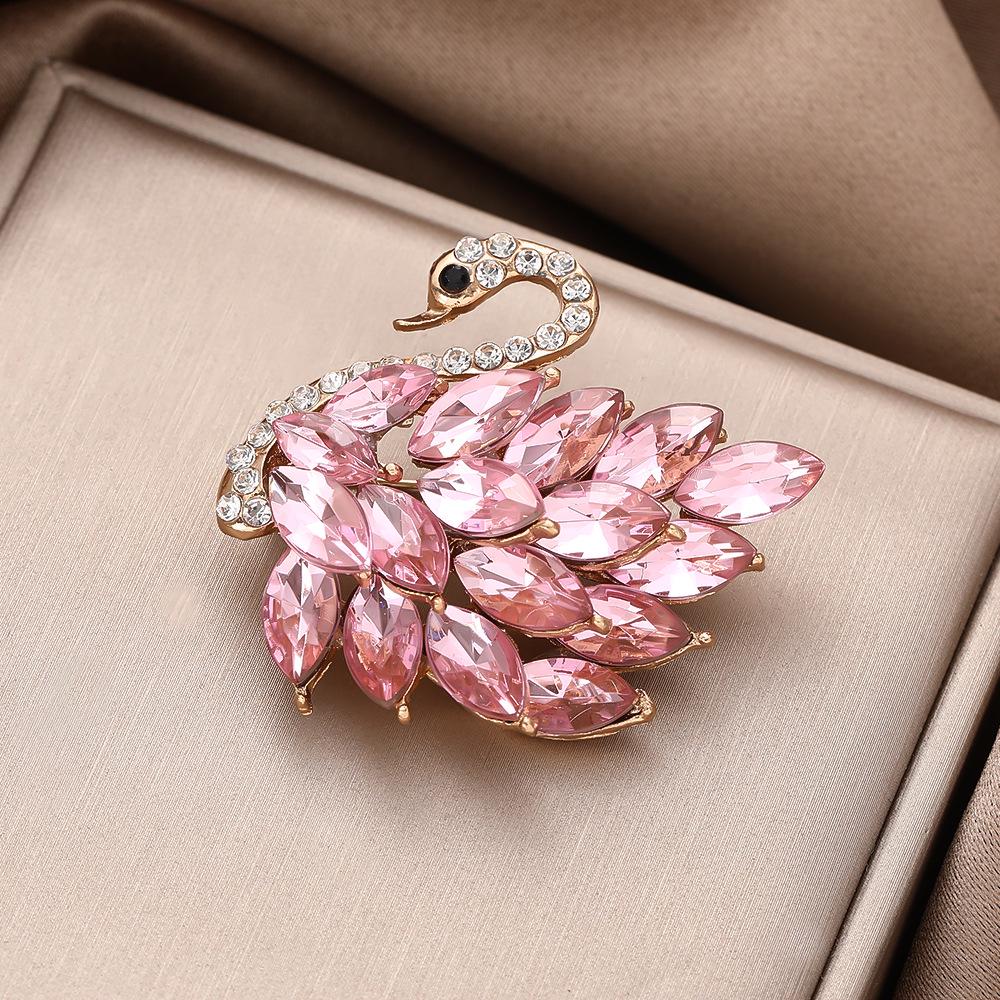 Элегантная брошь-лебедь со стразами: Премиальная декоративная бутоньерка для костюмов и пальто