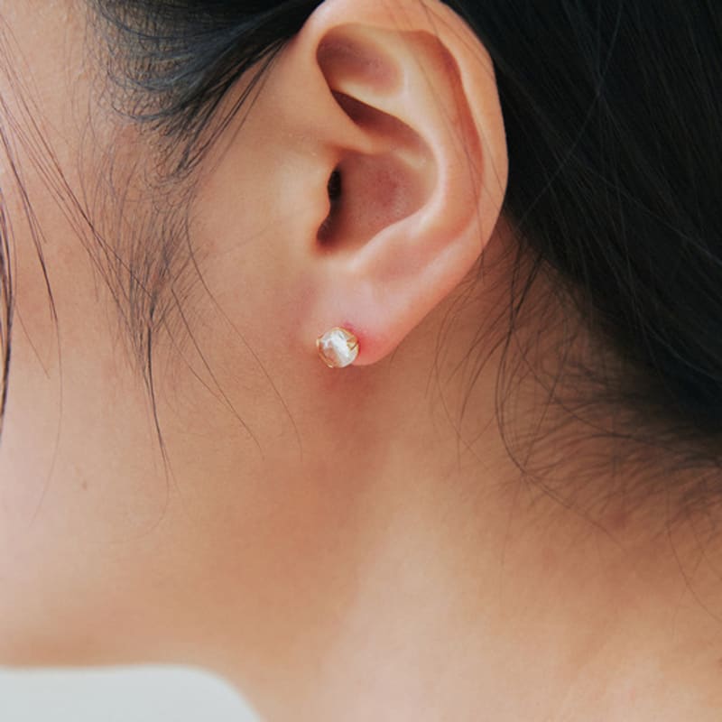 

OR D`OR Round White Quartz Earrings white