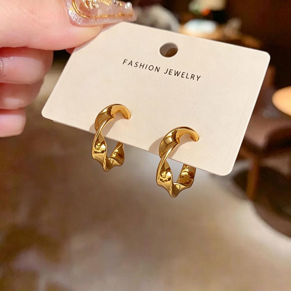 Niche Minimalist High-End C-Shape Earrings: Elegant and Versatile Jewelry for Women