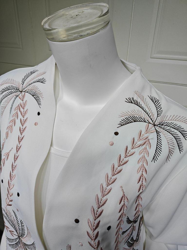 Elegant White Floral Embroidered Abaya Coat - Modern Middle Eastern Fashion