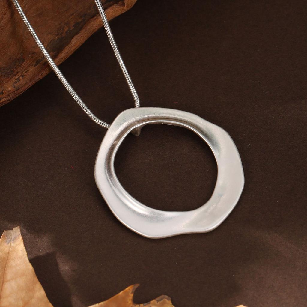 Neuer sandfarbener hohler Ring Schlangenknochenkettenanhänger, Damenmode vielseitige geometrische Ring Halskette