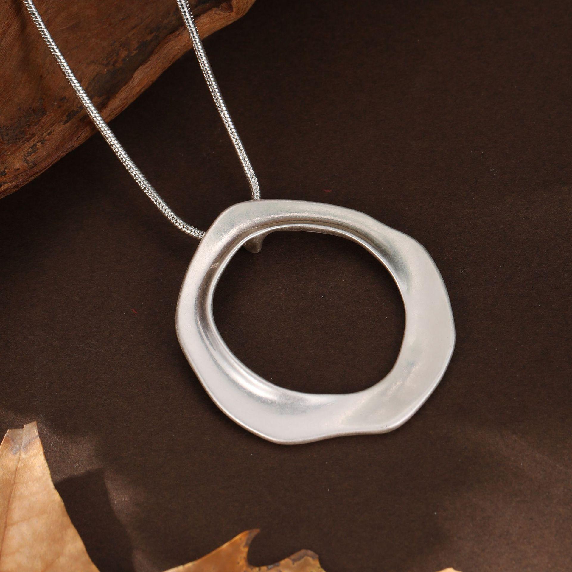 

Новый песочного цвета полый кольцевой кулон-цепочка из змеиной кости, женская модная универсальная геометрическая кольцевая шейная цепочка