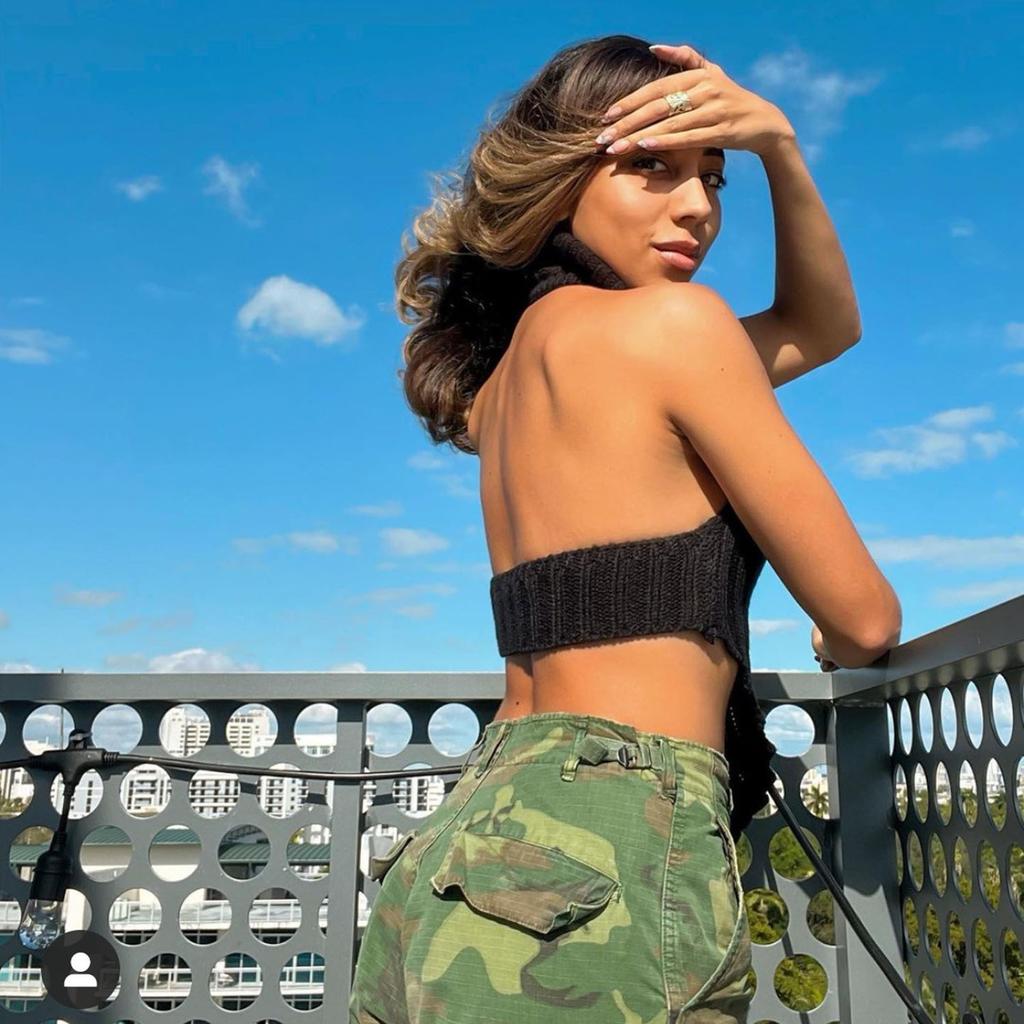 Dámský vlněný pletený top bez rukávů s vysokým výstřihem, nepravidelným střihem a sexy odhalenými zády