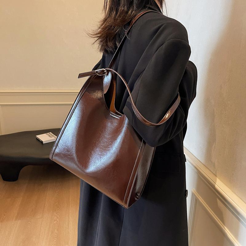 

Высококачественная подмышечная сумка-тоут большой вместимости, универсальная плечевая сумка, новая нишевая корейская версия, однотонная женская сумка оптом 29*13*32 темно-коричневого