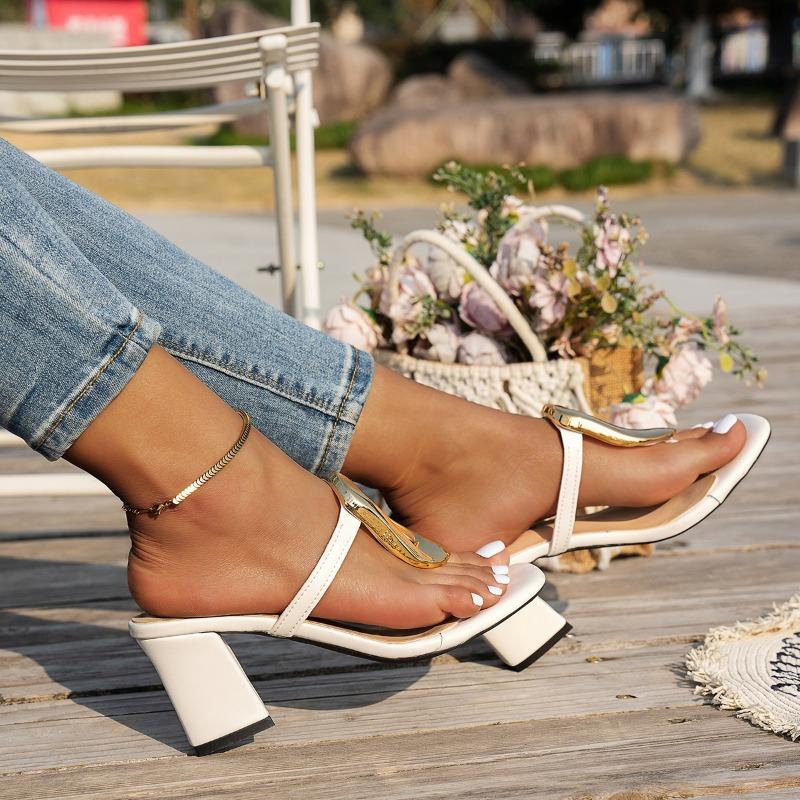 

Женские шлепанцы на плоской подошве с перемычкой для пальца, квадратным носком и металлической отделкой, обувь для женщин, повседневная, универсальная, модная, летняя, женские тапочки 42 белый