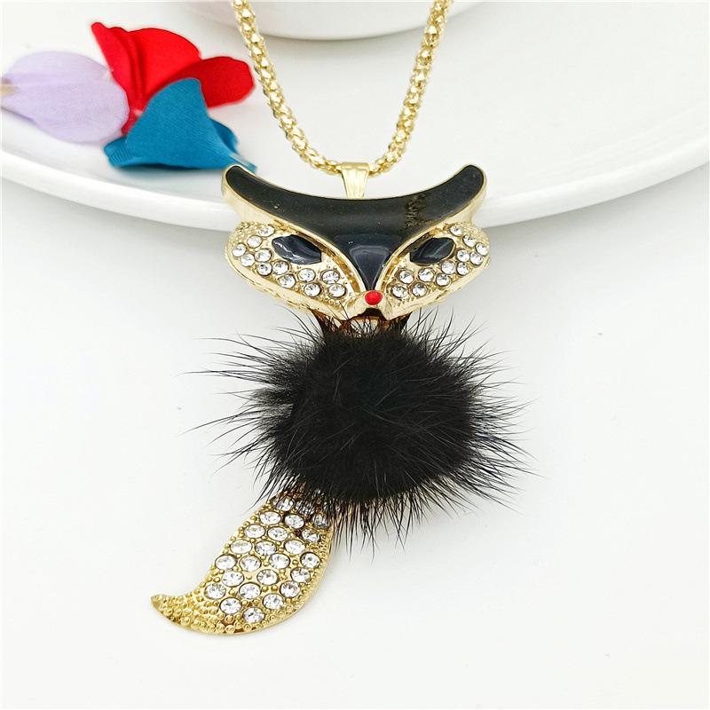 

Роскошное женское ожерелье-свитер с лисьим кулоном и помпоном из шерсти