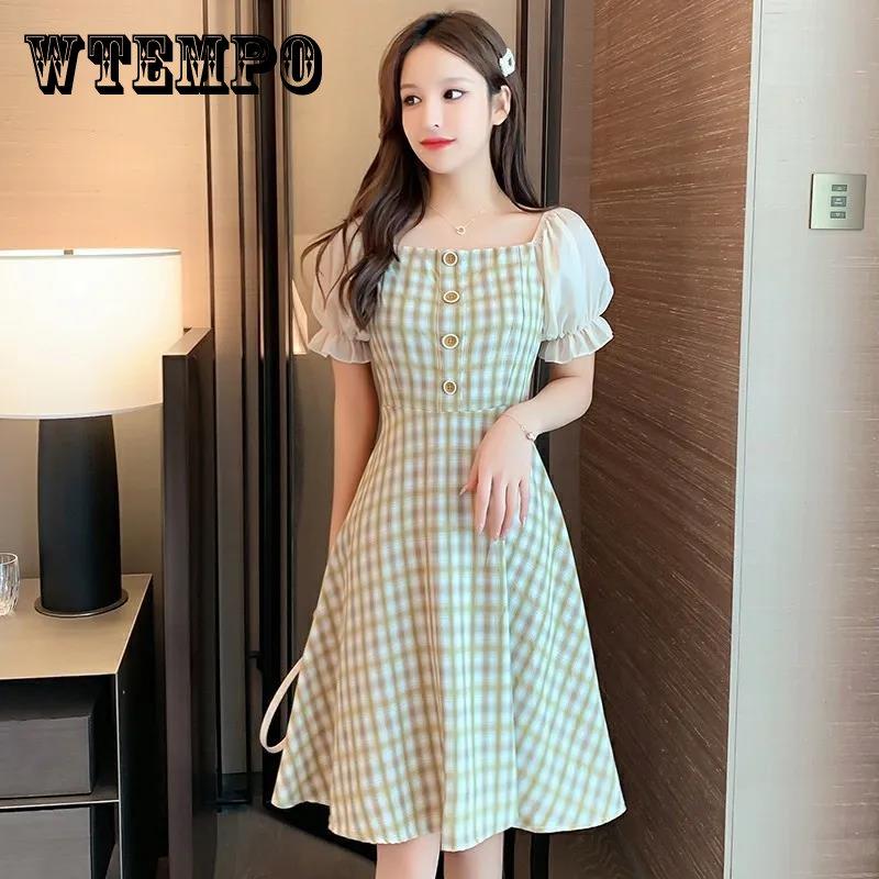 

Женское платье в клетку с колокольчиком и квадратным вырезом на талии