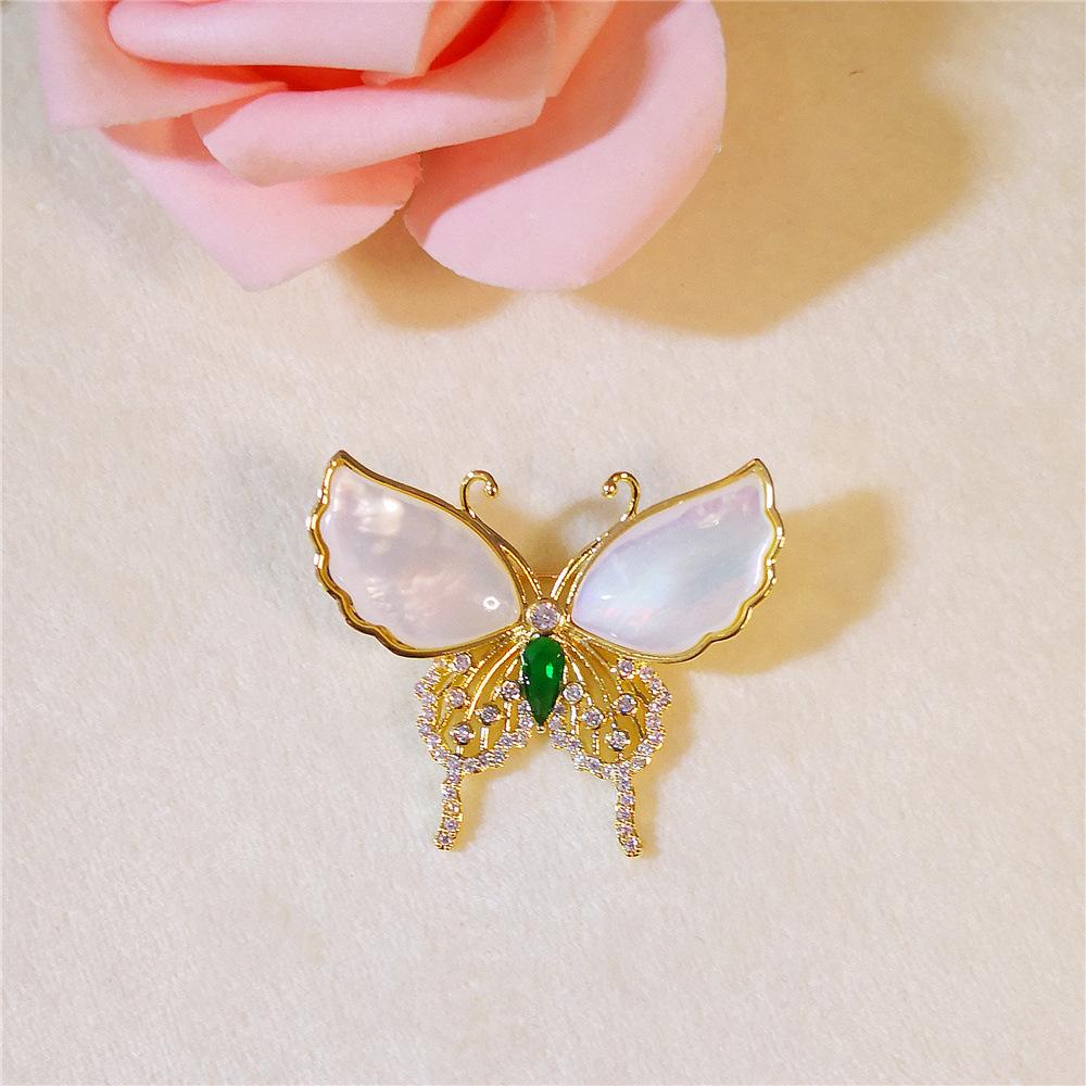 

Брошь в виде порхающей бабочки из натуральной ракушки с изумрудом, элитный корсаж, превращающий кокон в бабочку, легкие роскошные аксессуары высокого класса