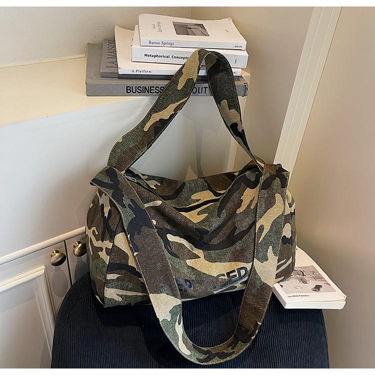 

2025 travel leisure camouflage canvas tote bag Korean versatile fashion autumn niche shoulder messenger bag зелений