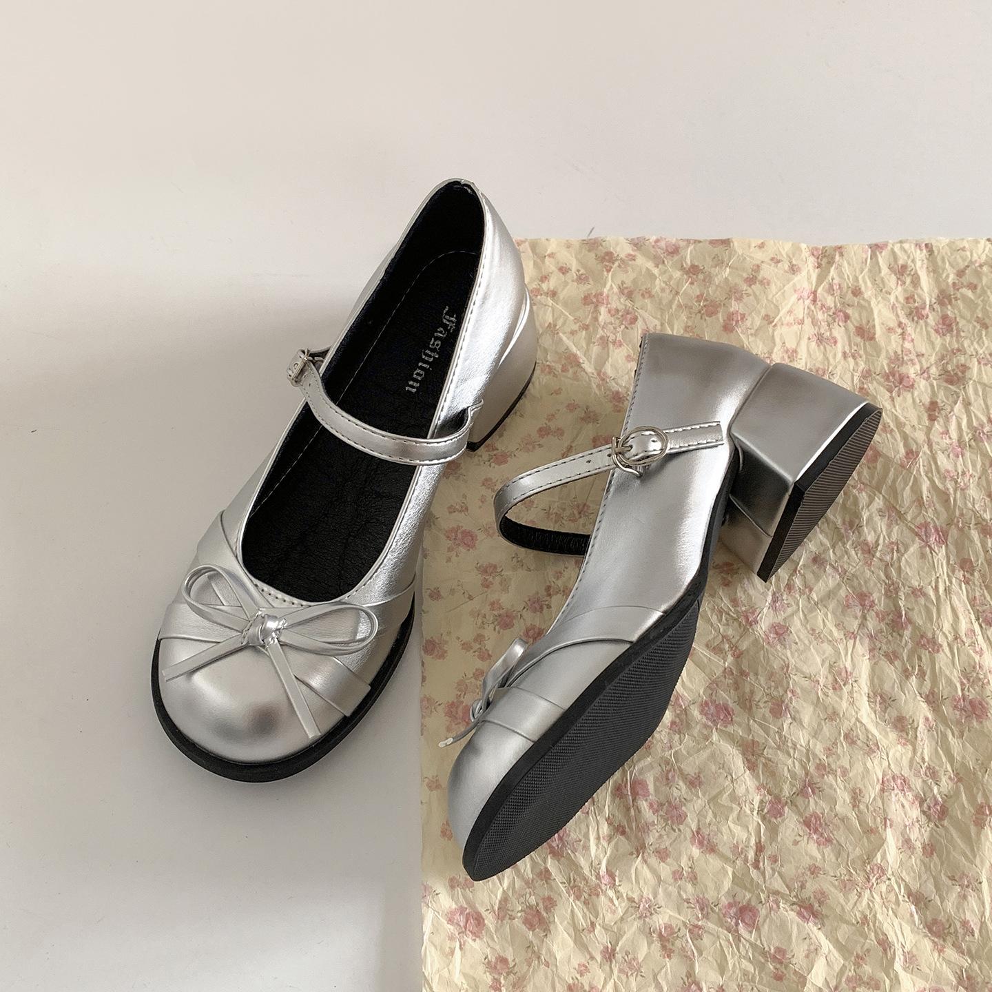 

White retro French thick heel light mouth single shoes women s summer 2025 new with skirt versatile soft sole Mary Jane women s shoes 39 серебряный