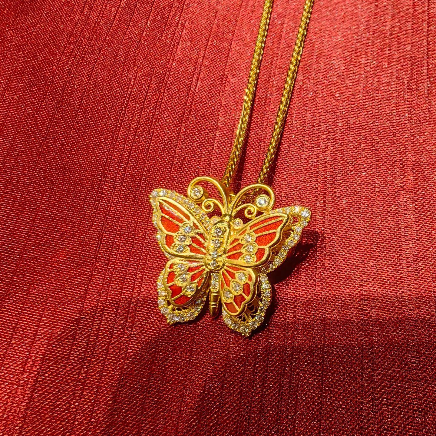 

2026 French Retro Filigree Butterfly Enamel Diamond Necklace New Chinese Court Style Temperament Epoxy Golden Butterfly Pendant
