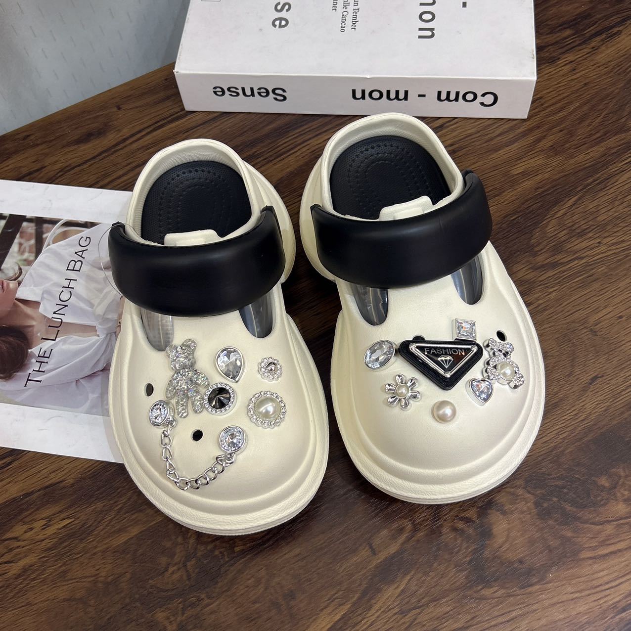 

Sweet rhinestone super fire thick-soled hole shoes outside women s summer 2025 new ins tide increase half-drag sandals 40