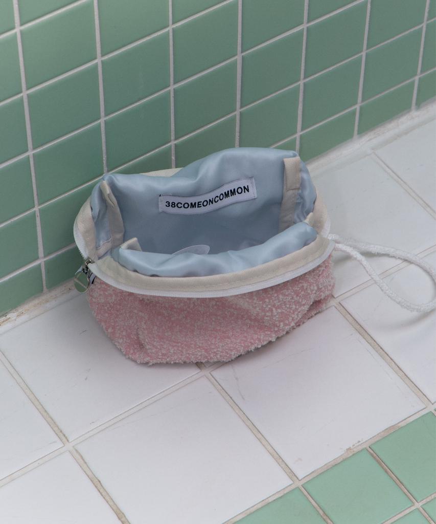 38Comeoncommon Boucle Pouch (Light Pink)