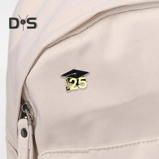 Brož ze slitiny zinku s designem promoční čepice Vynikající proces smaltování Olejové kapky Kloboukový doplněk Brož Ozdoba na tašku