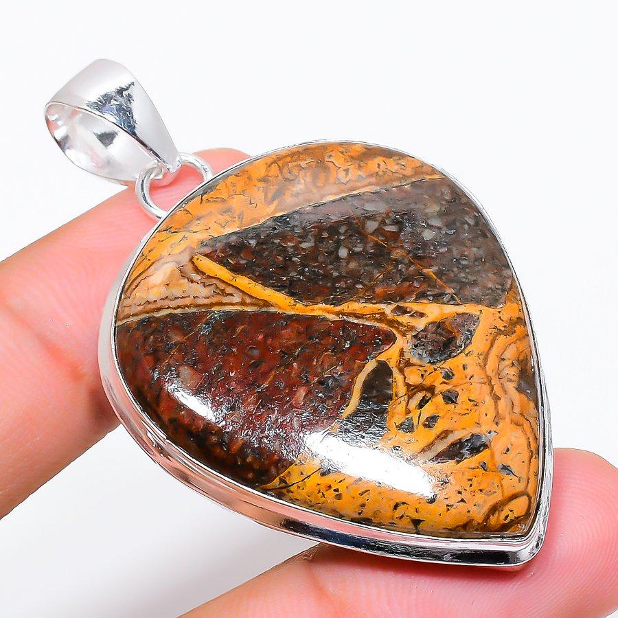 

Этническая ювелирная подвеска ручной работы с драгоценными камнями из окаменелого дерева 2,21 дюйма SR-1708