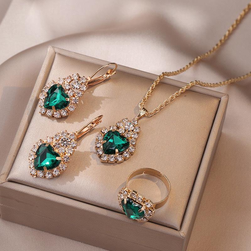 Europejski i Amerykański Zestaw Biżuterii w Kształcie Serca - Naszyjnik, Kolczyki i Pierścionek z Diamentową Zawieszką.