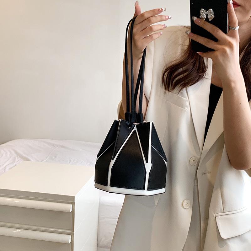 This year's popular niche folding bag women's 2025 summer new versatile messenger bag high-end portable bucket bag