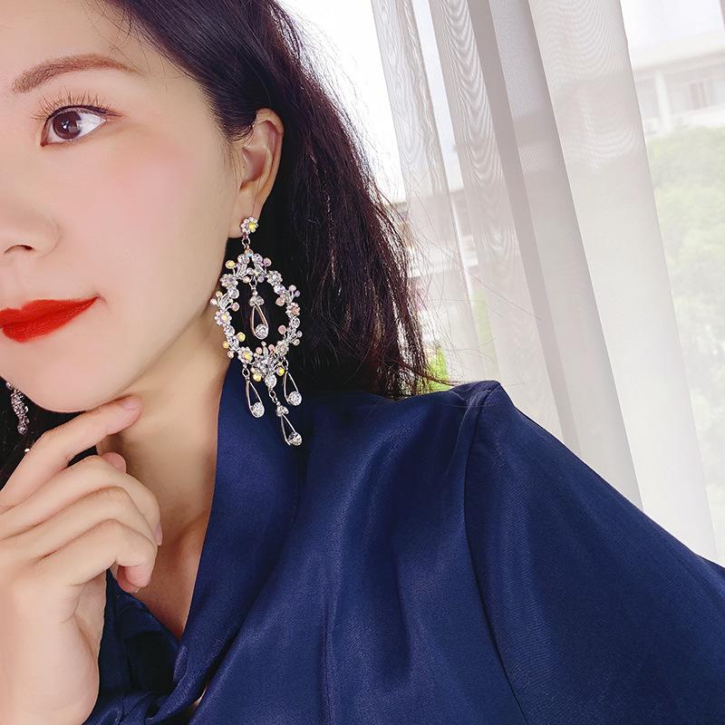 Utsökta ihåliga örhängen med blomdesign: Stilfulla bröllopsaccessoarer för kvinnor