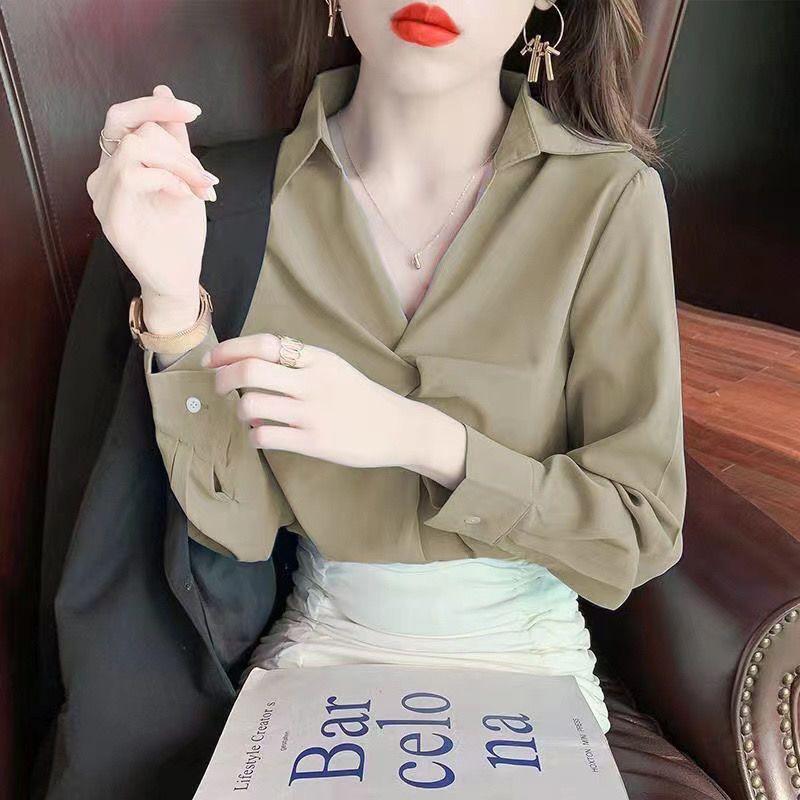 Modna, luźna, szyfonowa bluzka o swobodnym kroju z długimi rękawami i zakładkami