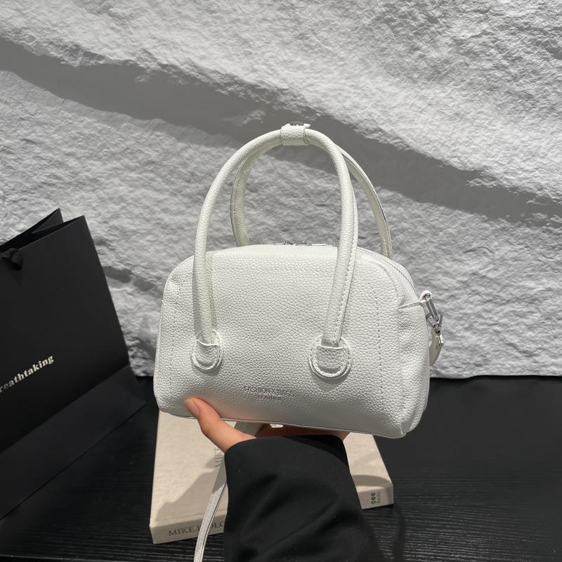 Early Spring New Foreign Style Small Bag Women 2025 New Fashion Messenger Bag Niche Portable Work Commuter Bag