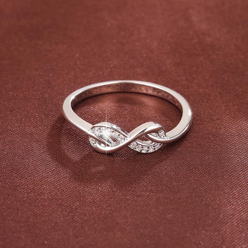 Bague tendance conçue dans un style en forme de 8 avec incrustation de zircones. Convient aux femmes