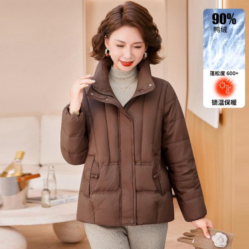 

Модная пуховая куртка женская короткая зимняя новая для мамы среднего возраста утолщенная мамина свободная теплая куртка 2XL recommends 150-82.5kg кофейный