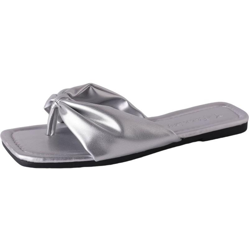 A New Style of Casual and Versatile Beach Shoes for Women Featuring Flat Flip-flops