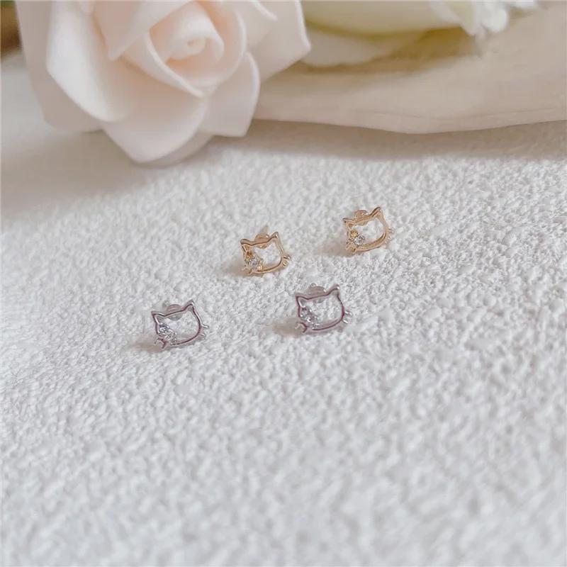 Puste kolczyki z kociakiem: Uroczy koci wzór wysadzany diamentami, idealny do noszenia na co dzień. Idealny dla miłośników kotów i entuzjastów uroczej biżuterii.