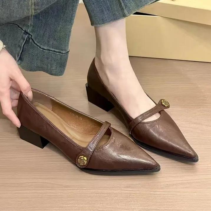

Мода 2025 Новая камелия Французский винтаж Острый носок Неглубокий вырез Одиночные туфли Женские маленькие кожаные туфли 35 коричневый