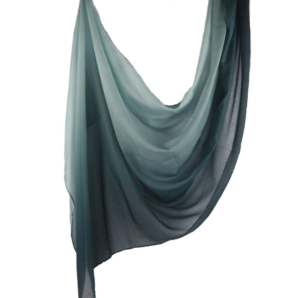 Wysokiej jakości ręcznie malowany szal z rayonu z gradientem: Oddychający szal z szerokim brzegiem dla kobiet