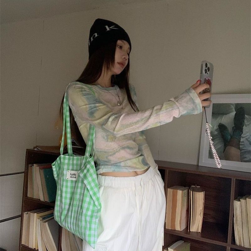 Koszulka z długim rękawem Spicy Girl Tie - Dye z siateczki z gradientowym nadrukiem i filtrem przeciwsłonecznym. Damski letni dopasowany cienki top z poczuciem designu i niszowym stylem