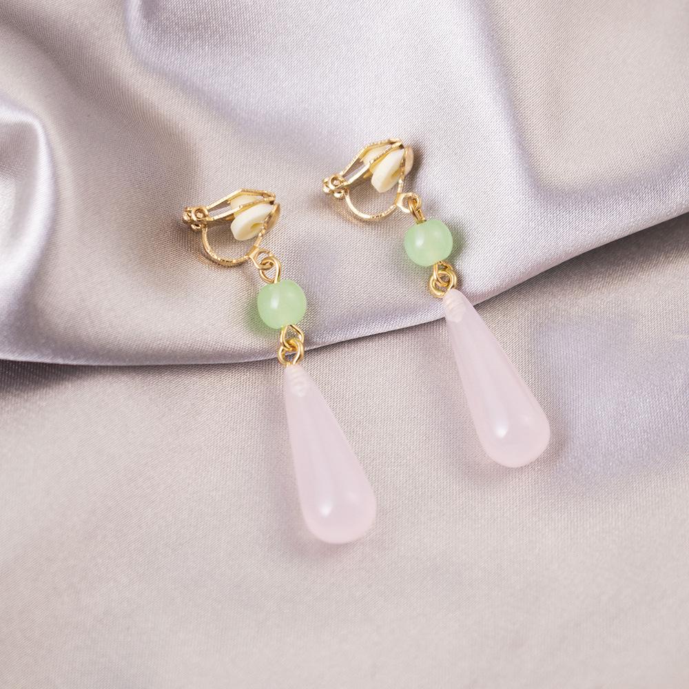 Elegant Clip-On Triangle Earrings for Non-Pierced Ears - Versatile, Light Luxury for Everyday Wear.