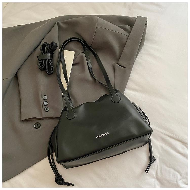 

Large-capacity bag women s handbag, new commuter underarm bag, soft-sided pleated tote bag, simple messenger bag. чёрный