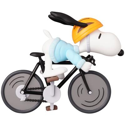 UDF Ultra Detail Figure č. 691 PEANUTS Série 14 CYKLISTA SNOOPY Cyklista Snoopy Výška cca. 88mm Neměřítková Malovaná Hotová Figurka