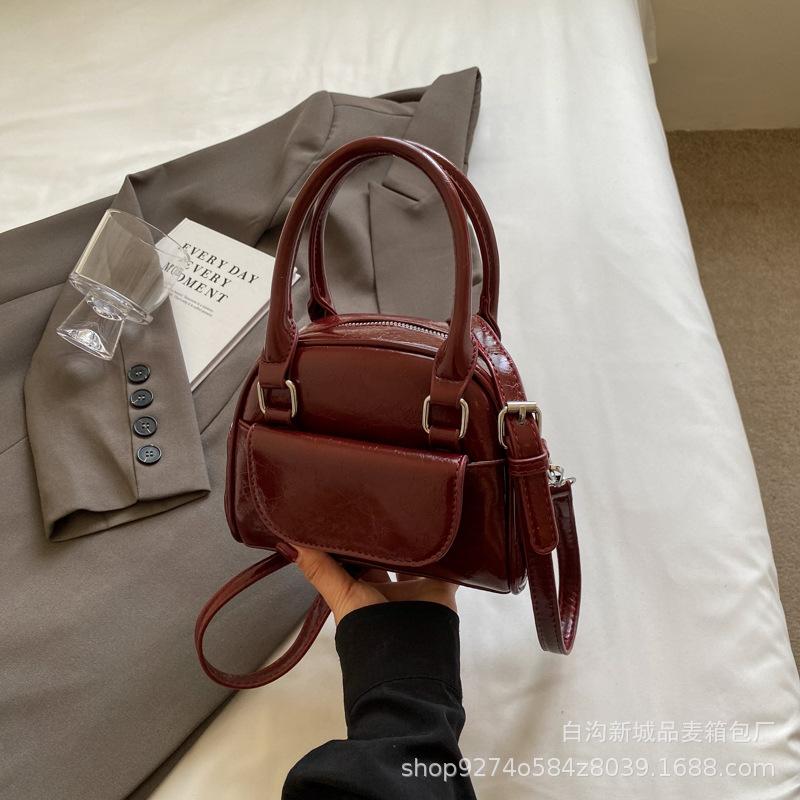 French Niche Fashion Retro Handbag Women's 2025 New Temperament Shoulder Bag Foreign Style Crossbody Small Square Bag