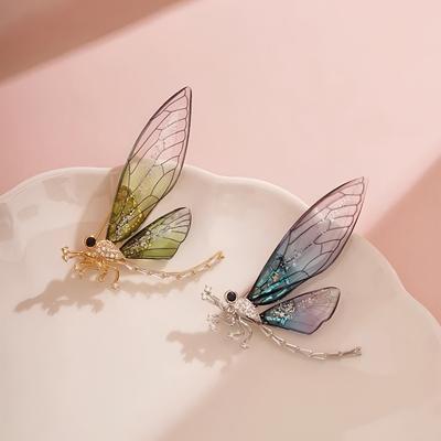 Die Libellenbrosche mit dünnen Flügeln ist ein hochwertiges, feminines Design mit einem einzigartigen Insekten-Korsagenstil und einer blendfreien Brosche.