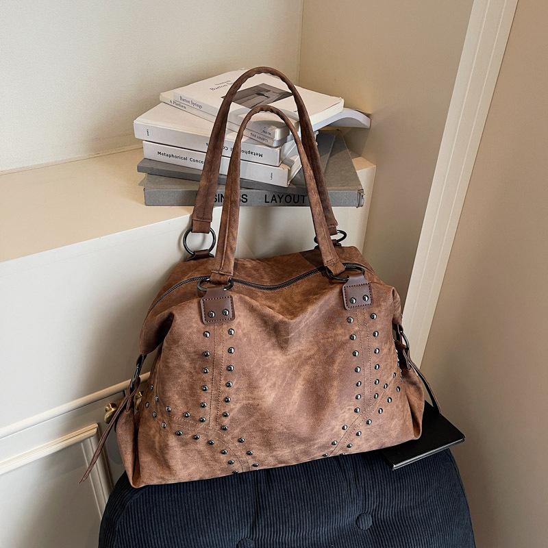 

Простая сумка-тоут под мышкой, женская новая модная крутая сумка-тоут с заклепками, модная универсальная дорожная сумка на плечо коричневый