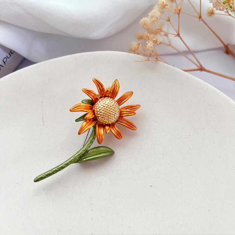 Retro Mori Sunflower Paint Brooch - Stylish and Simple Women's Accessory.