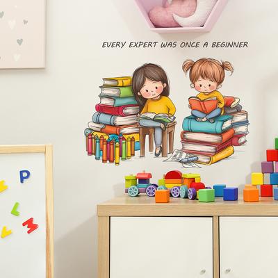 Petite fille créative lisant des livres et autocollants muraux avec slogan anglais pour l'étude et la décoration et l'embellissement de la chambre