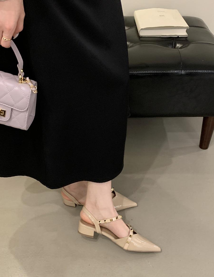 

Rivet bag head sandals women s thick heel 2025 spring and summer new willow nails Roman fashion patent leather pointed flat shoes 39 верблюд
