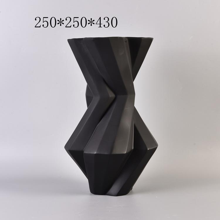 Black & White Resin Vase with Broken Line Leaf Pattern - Modern Minimalist Ornament for Home or Hotel Decor