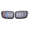 Ett par M-färg dubbla ribbor njurgrill för BMW X5 E70 2007-2013 X6 E71 E72 2008-2014 Racinggrillar Biltillbehör