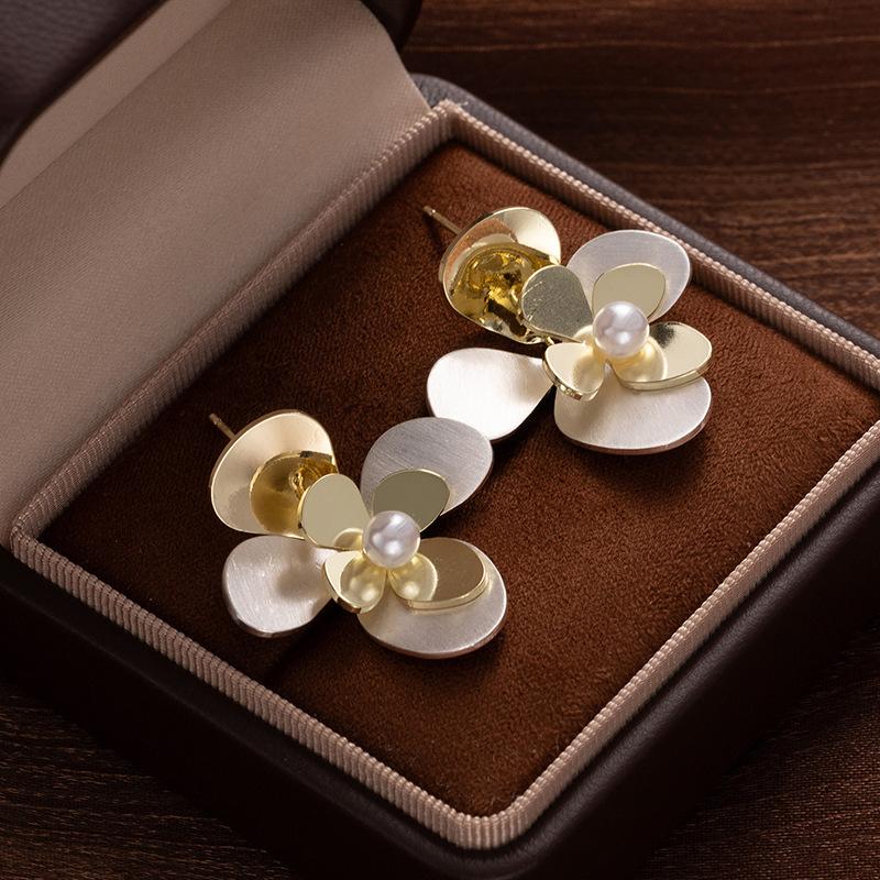 

Premium Retro Flower Metal Brushed Earrings Hong Kong Style Niche Design Personalized Stud Earrings Women S Exaggerated Luxury Earrings